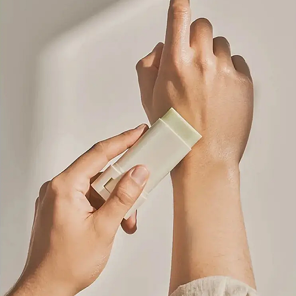 Stick matifiant cu protectie solara SPF50 Mugwort + Camelia