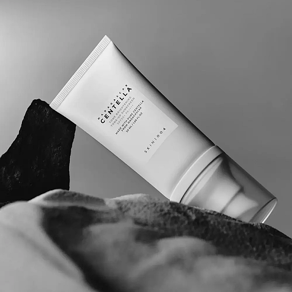 Crema cu protectie solara pentru luminozitate SPF50+ Madagascar Centella Tone Brightening